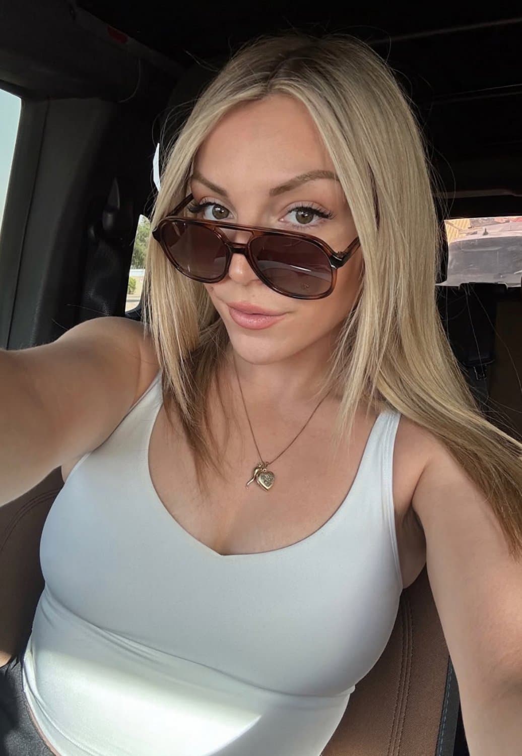 Dumb fuckin slut just blocked me bc I told her I was goonin to her, fuck her & fuck her desi friend