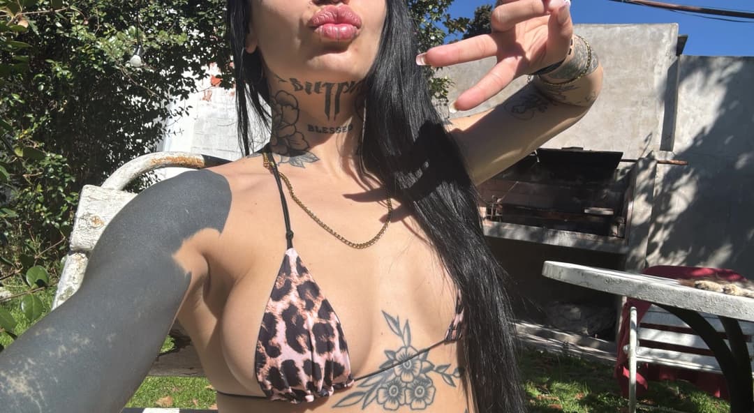 Sun’s out, body out, wanna see what happens when the top comes off