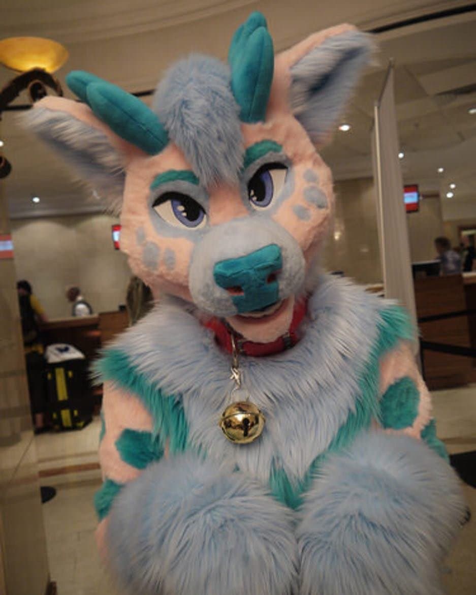 [FURRY] ??? british twink femboy furry with fat ass in deer fursuit (ďêëř_mäġâņ/ďêëřmäġâņäď)