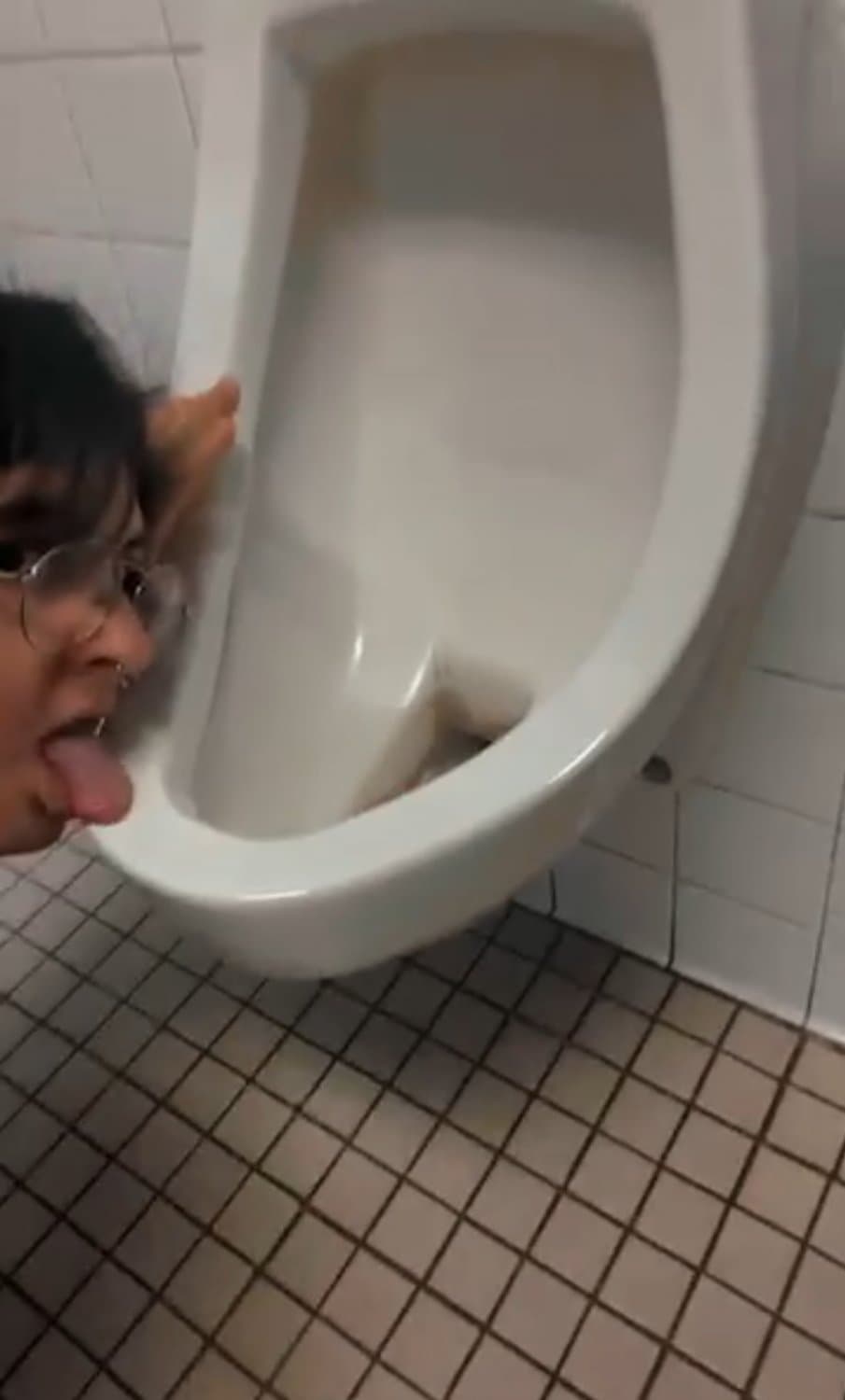 FTM girl LEAKED makes love to urinal and slobbers on her mom’s dildo, harass her on KIK!