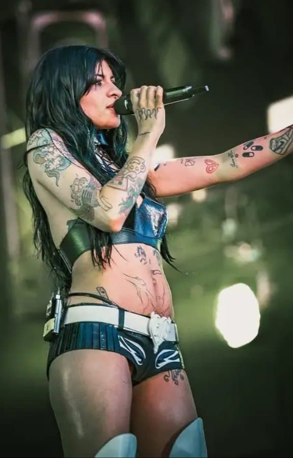 Me exita tanto ver a esa puta vestir de una manera tan vulgar