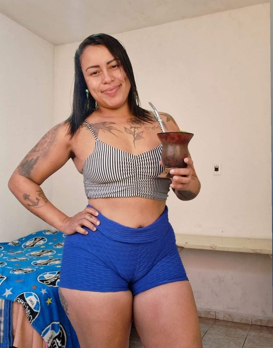 Morena bucetuda, exibe o capô de fusca | Thick Latina, thick pussy cameltoe