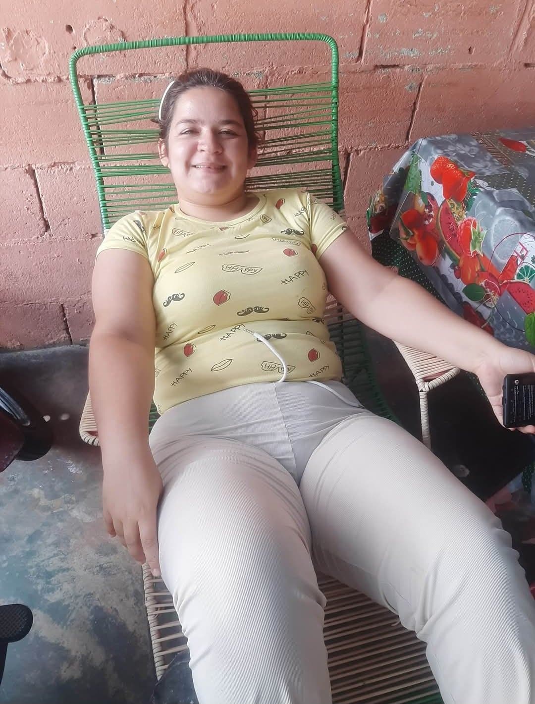 Le tomo fotos sexis a mi madrastra.