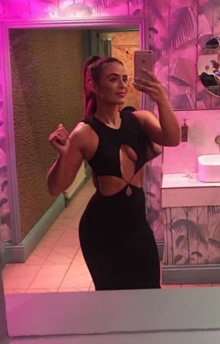 Anyone recognise this uk 29 yo surrey slut know or done anything with her dm me on kik uklondon28