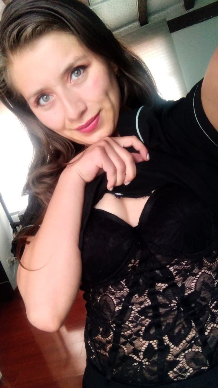 Masajista erótica - Oral al natural - masaje final feliz - penetración vaginal - puta ojos azules.