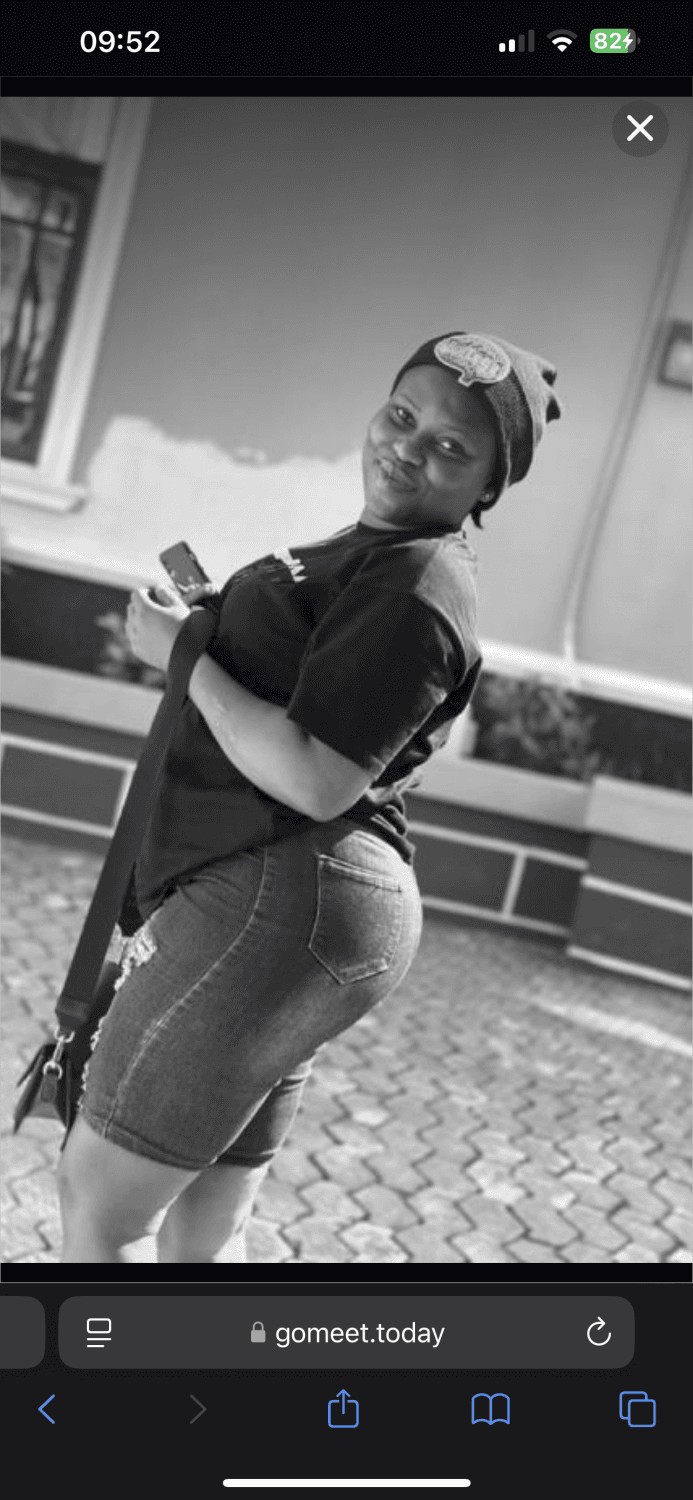 Click to view full size Nigerian girls show their feet on FaceTime