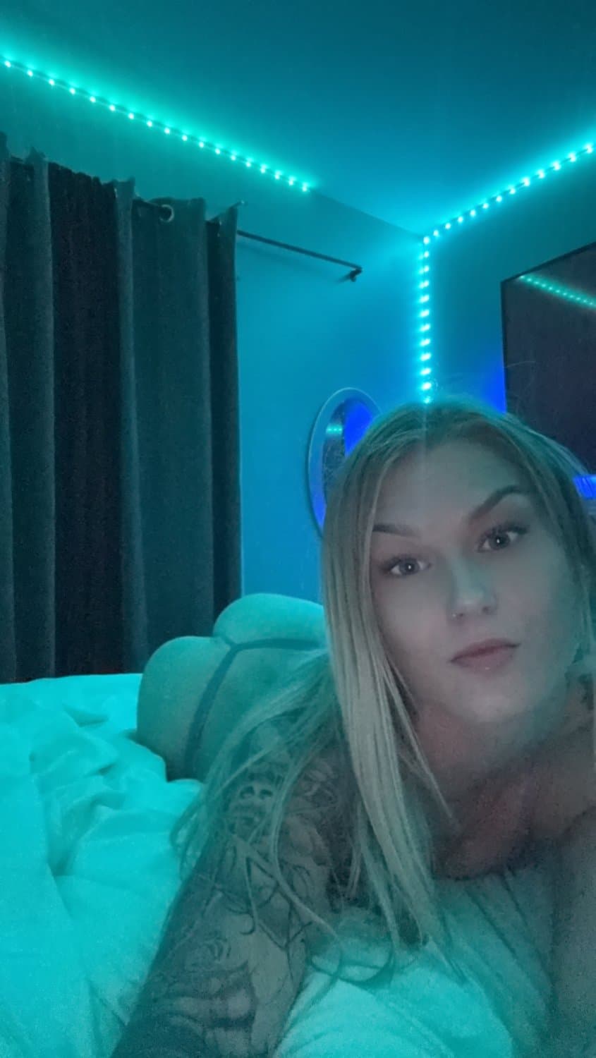 Hot young blonde teen first sex tape