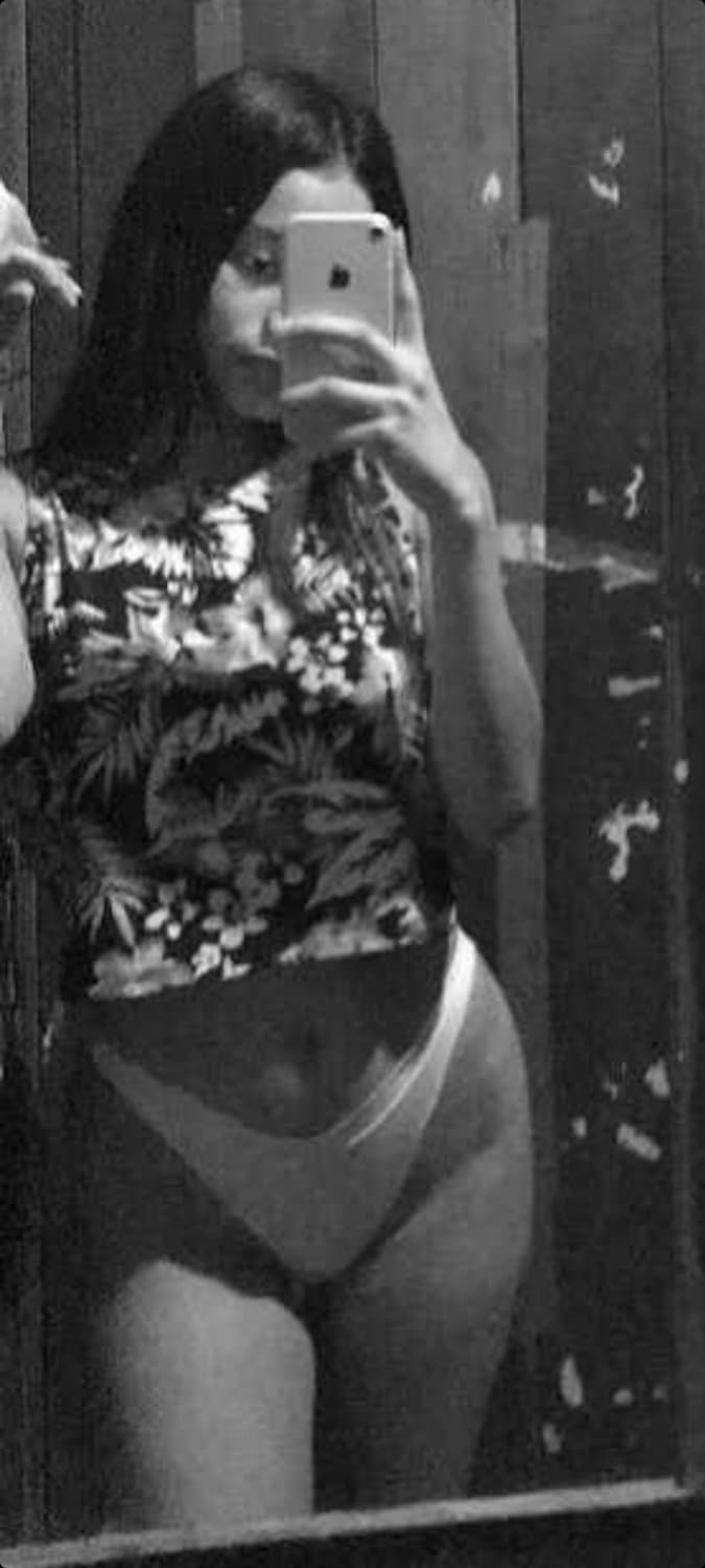 Fresia es una putita de 20 años con uno labios carnosos y le mama la verga a su abuelo?