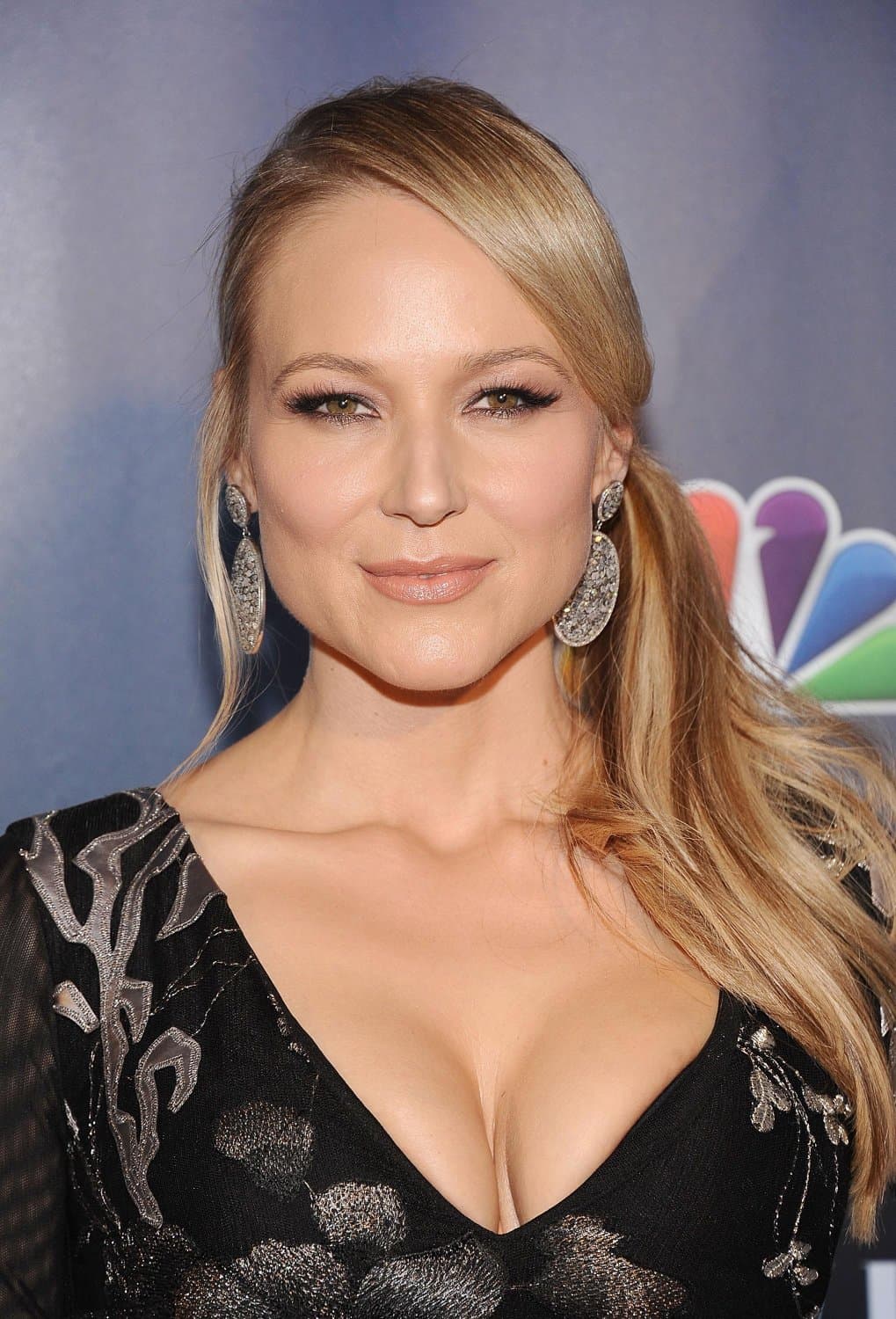 Sexy big titty blonde slut Jewel Kilcher. Jerk and goon.  Great tits and plays music too.