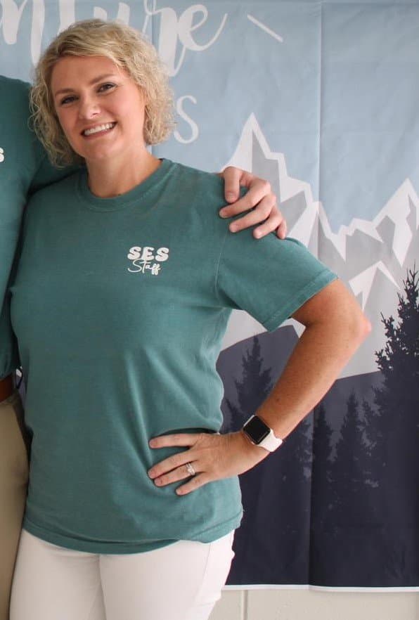 Ashley & Renee flash their tits in the car for a shirt