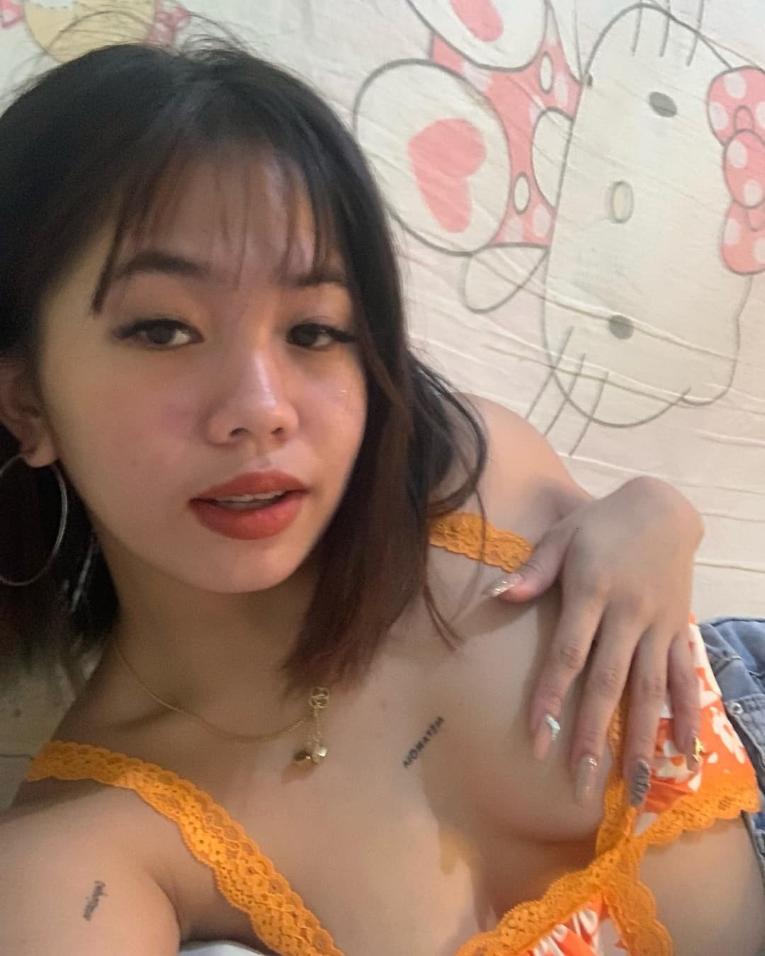 Pinay slut likes to show off her body on social media