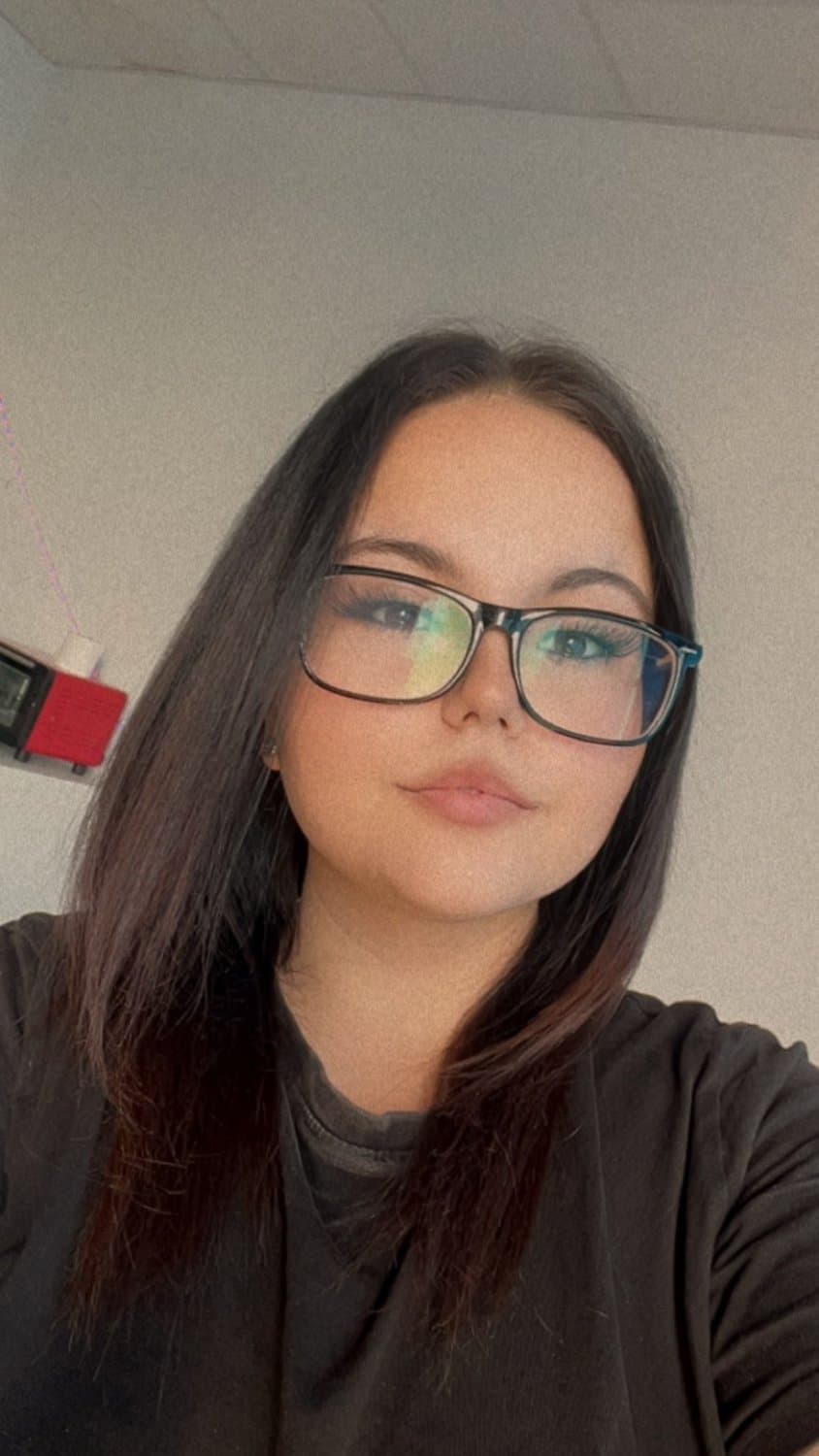 Laura 20 flashing boobs and sucking dick like a professional