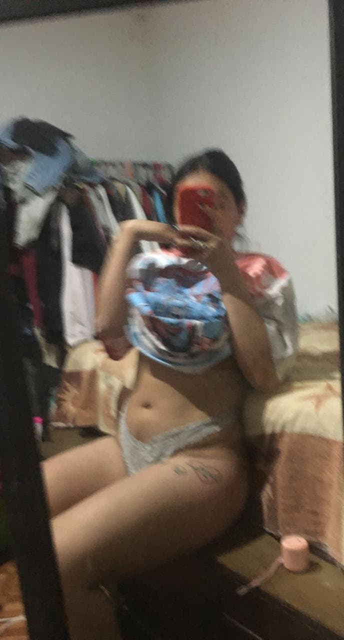 Click to view full size Otros de la morra tetona de pezones grandes y perforados es una perraga de vagina morena