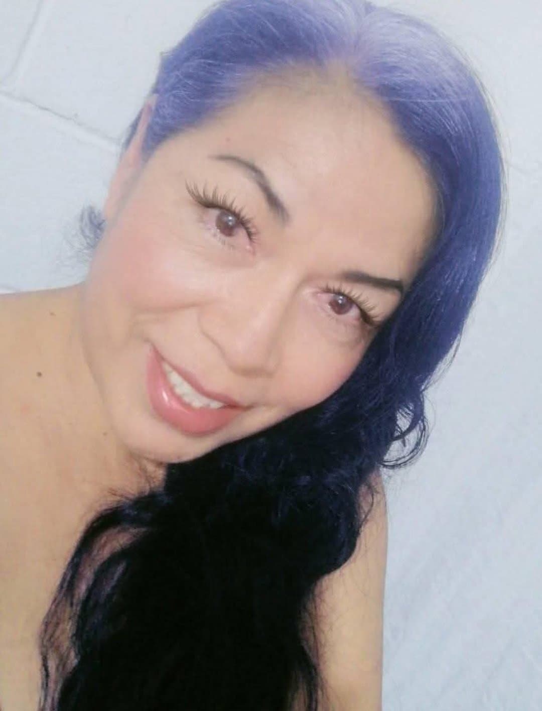 Mi tía guadalupe tiene una mirada tan dominante que hace que sea su perrito