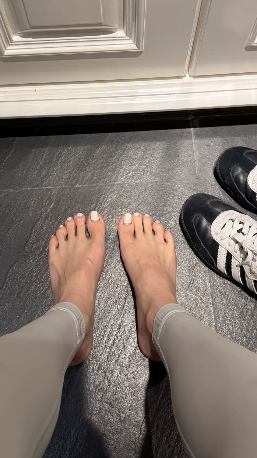 Asian feet / shoes & socks