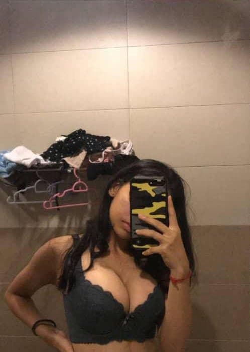 Desi South Indian Rich Very Beautiful Cute Instagram Influencer Homemade Full Nude Show Selfie