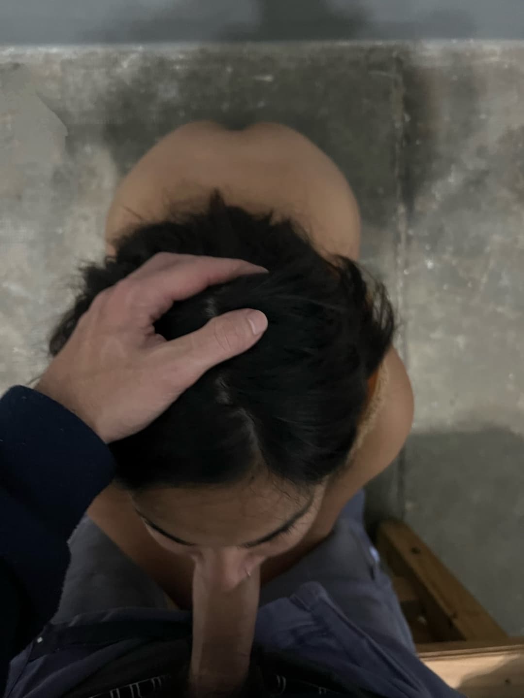 Quieren ver a esta putita chupando pija?