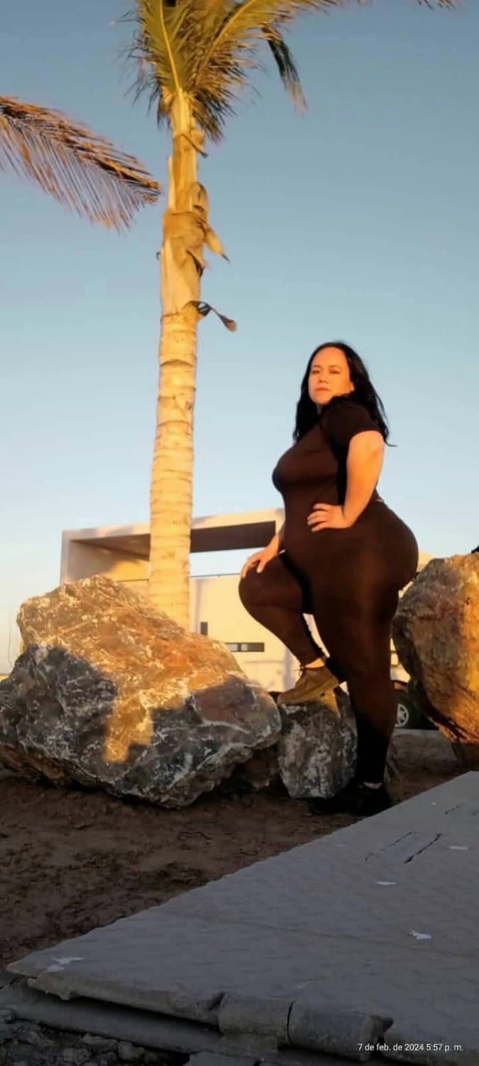 PEAR SHAPE THICK CURVY LATINA SSBBW BIG BOOTY ASS