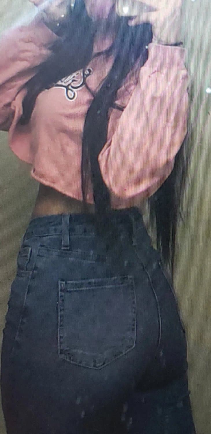 She pretends to blow a bbc + a vid of her sucking dick