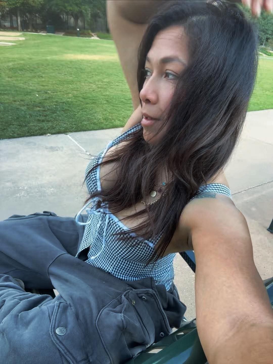 Bitch from Texas likes to show her feet