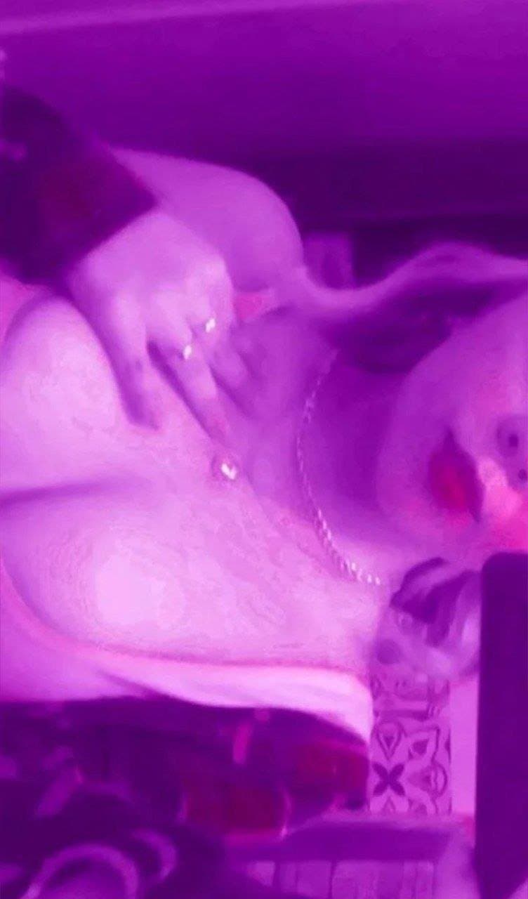 Click to view full size Gotica adolescente masturbandose