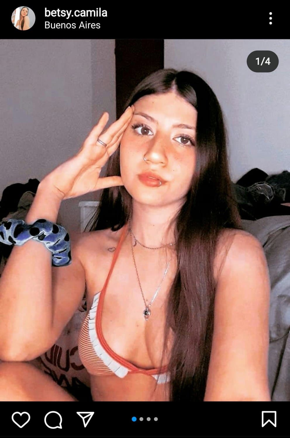 Click to view full size Le encanta subir cosas a su feed