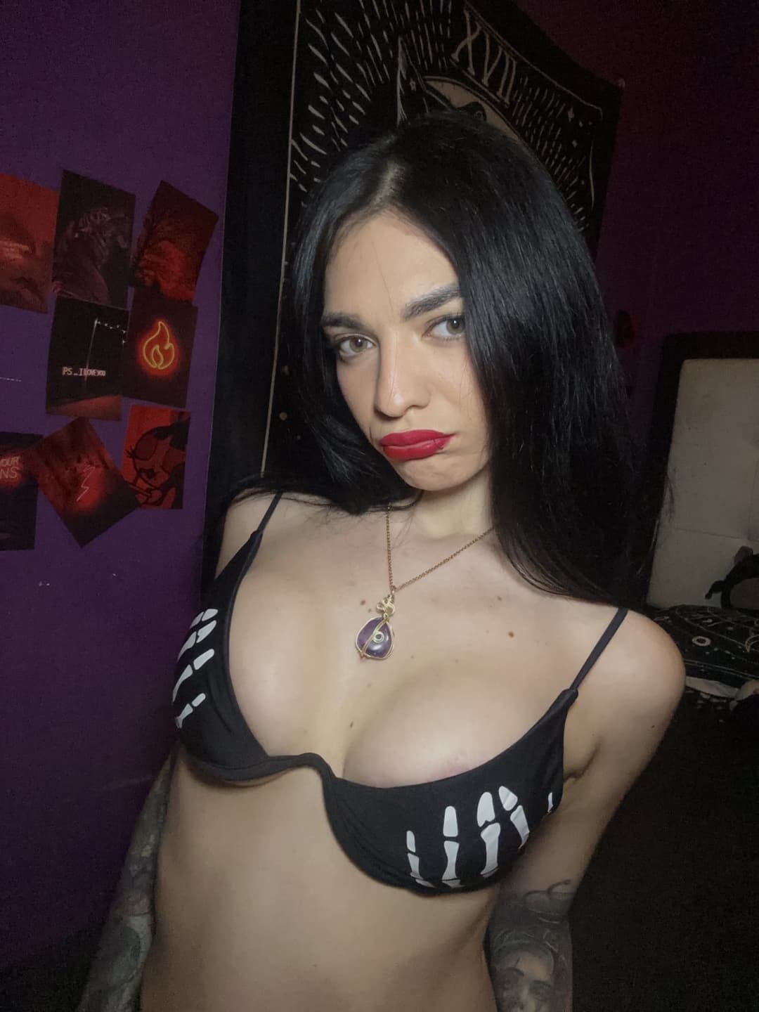 Careful, darling… even poison looks sweet in black