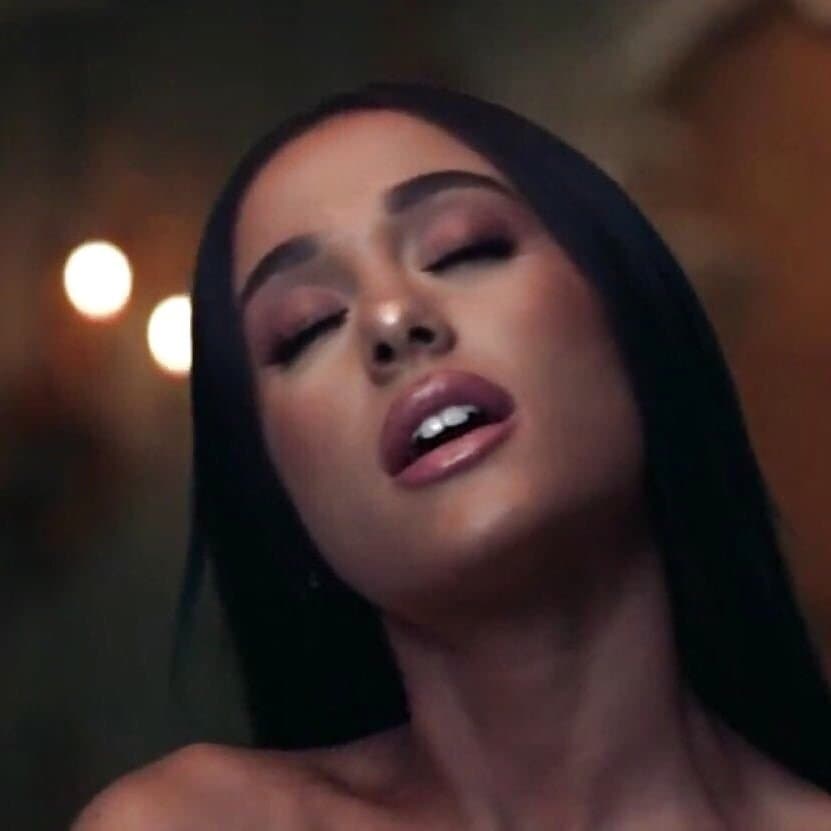 More Ariana Grande face/lips porn to goon to ?