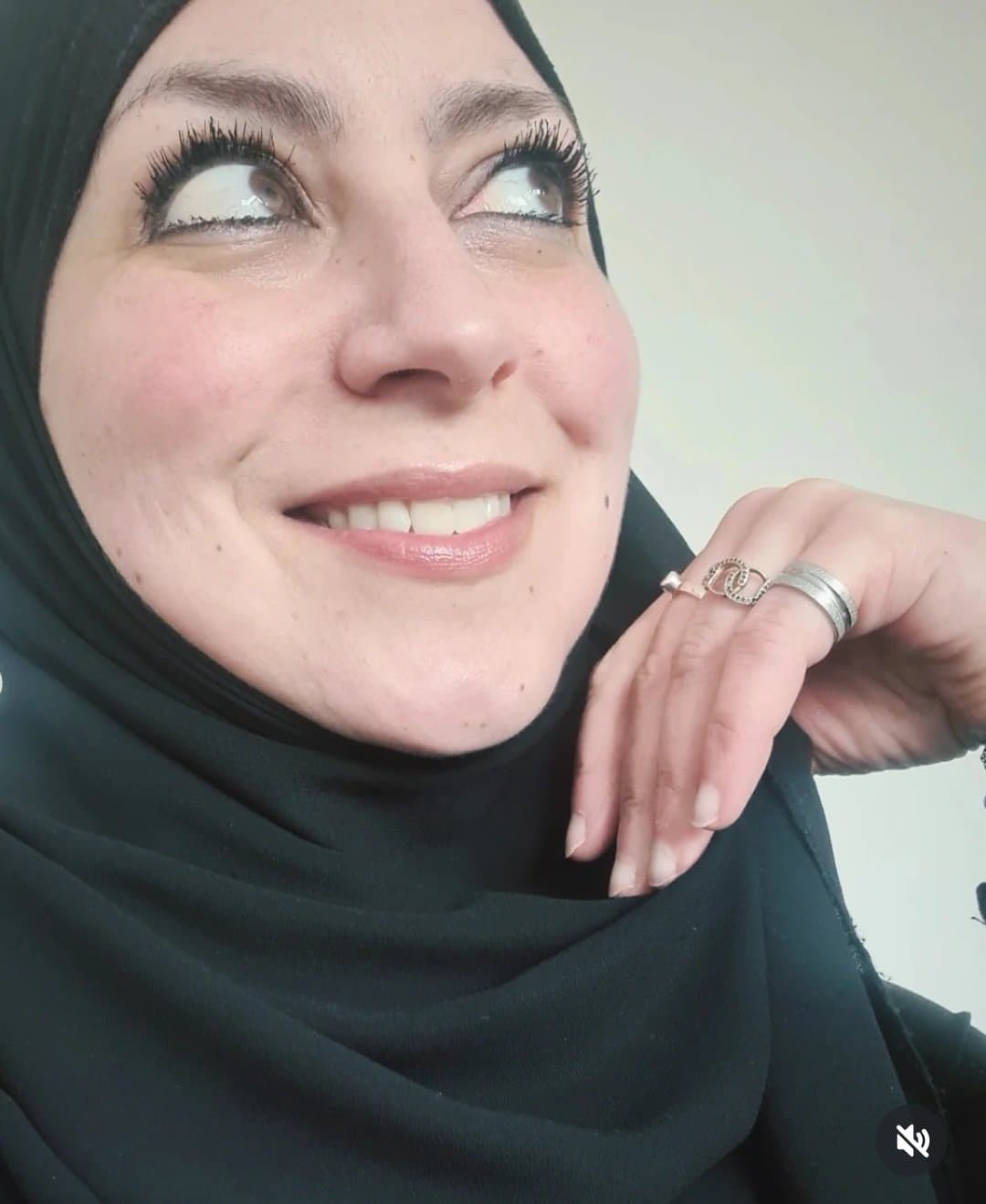 Honestly, veiled women have beautiful red feet.