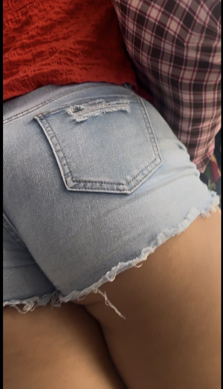 Thick Asian babe tight huge cameltoe. Pussy lips bussin in those shorts . So sexy