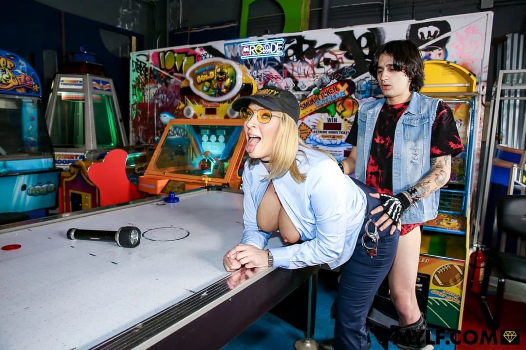 Now imagine if Uma Thurman was your own personal security guard/ fuck slave