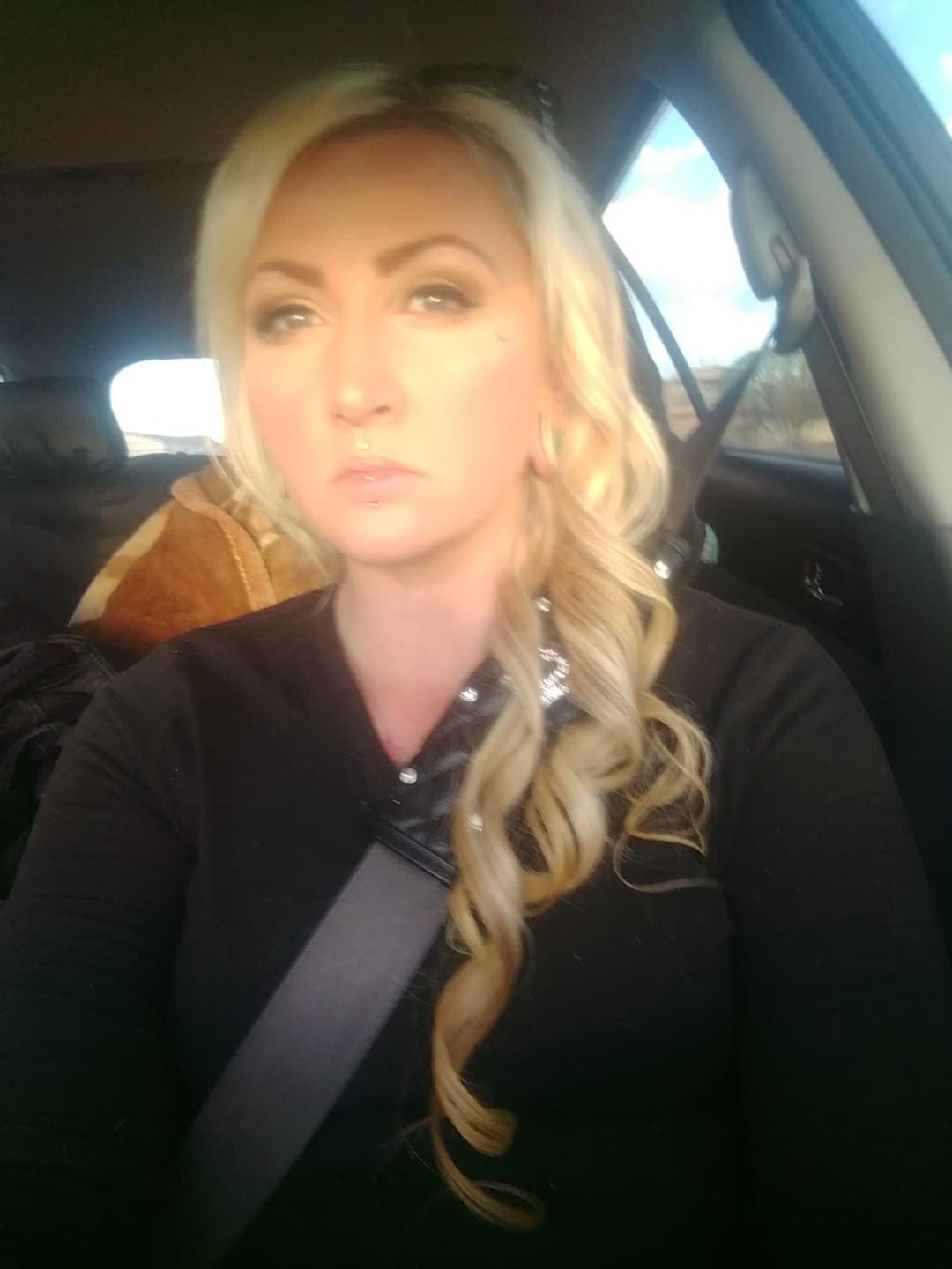 You know her check my profile. I want her cum home used. Plz suduce her.Pass to friends. Want cre p