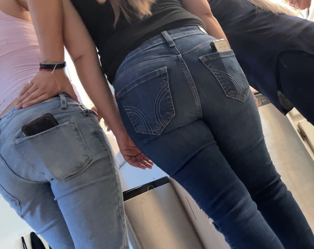 My moms stacked ass in jeans (FAMILY SERIES)