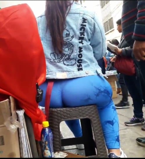 Click to view full size Mega culona en la calle ?