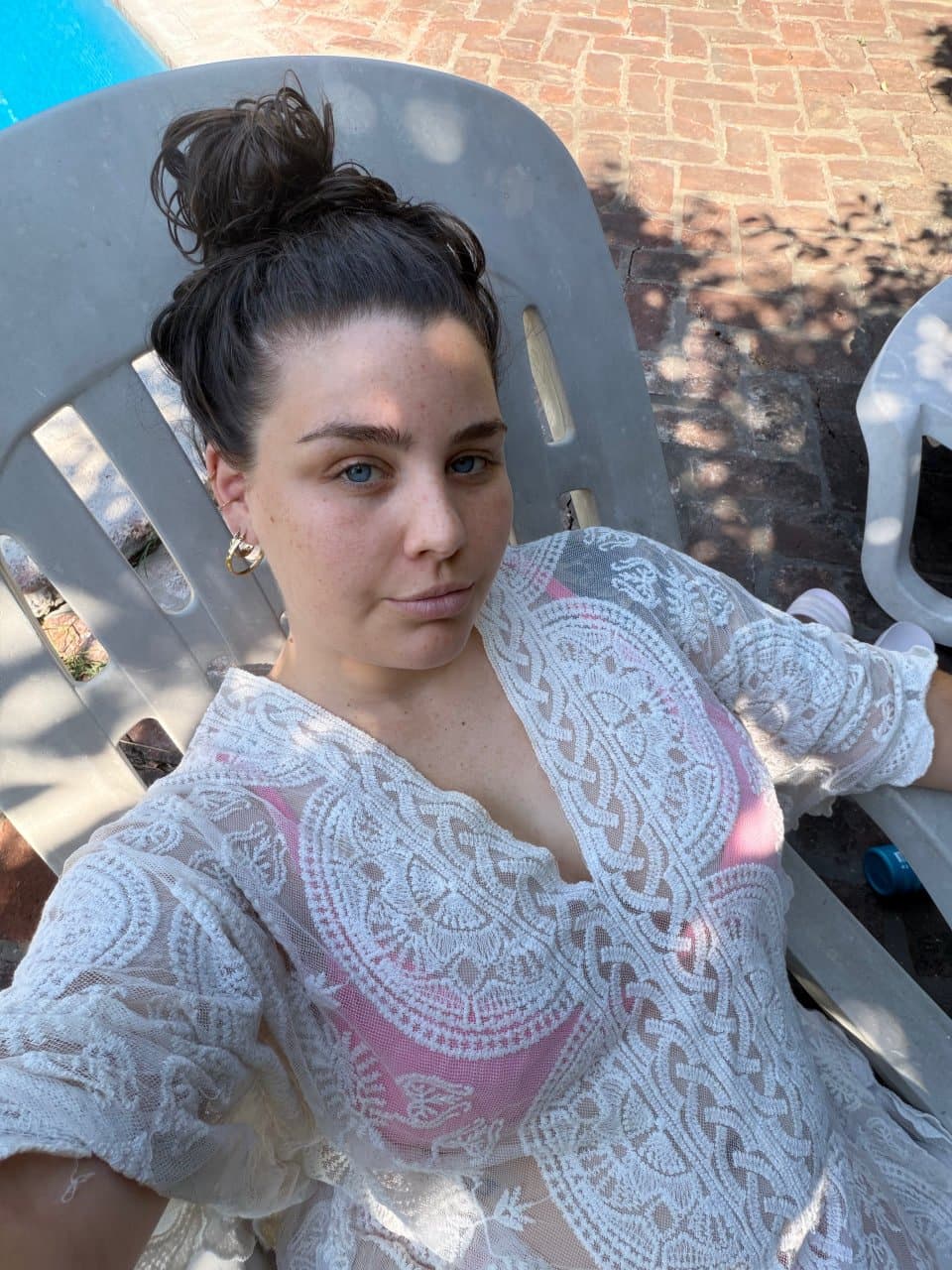 slut likes bouncing her titties