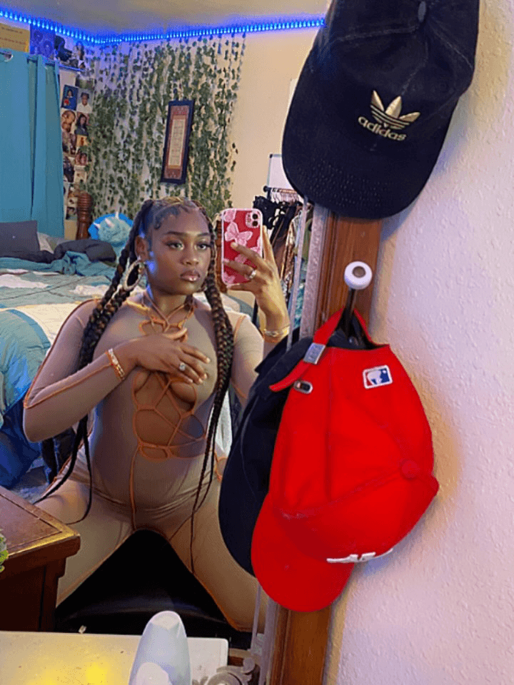 Big booty black chocolate baddie from LA shaking that monkey