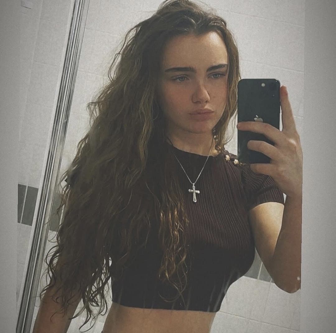 I need advice can someone rate my gf please ? dm me