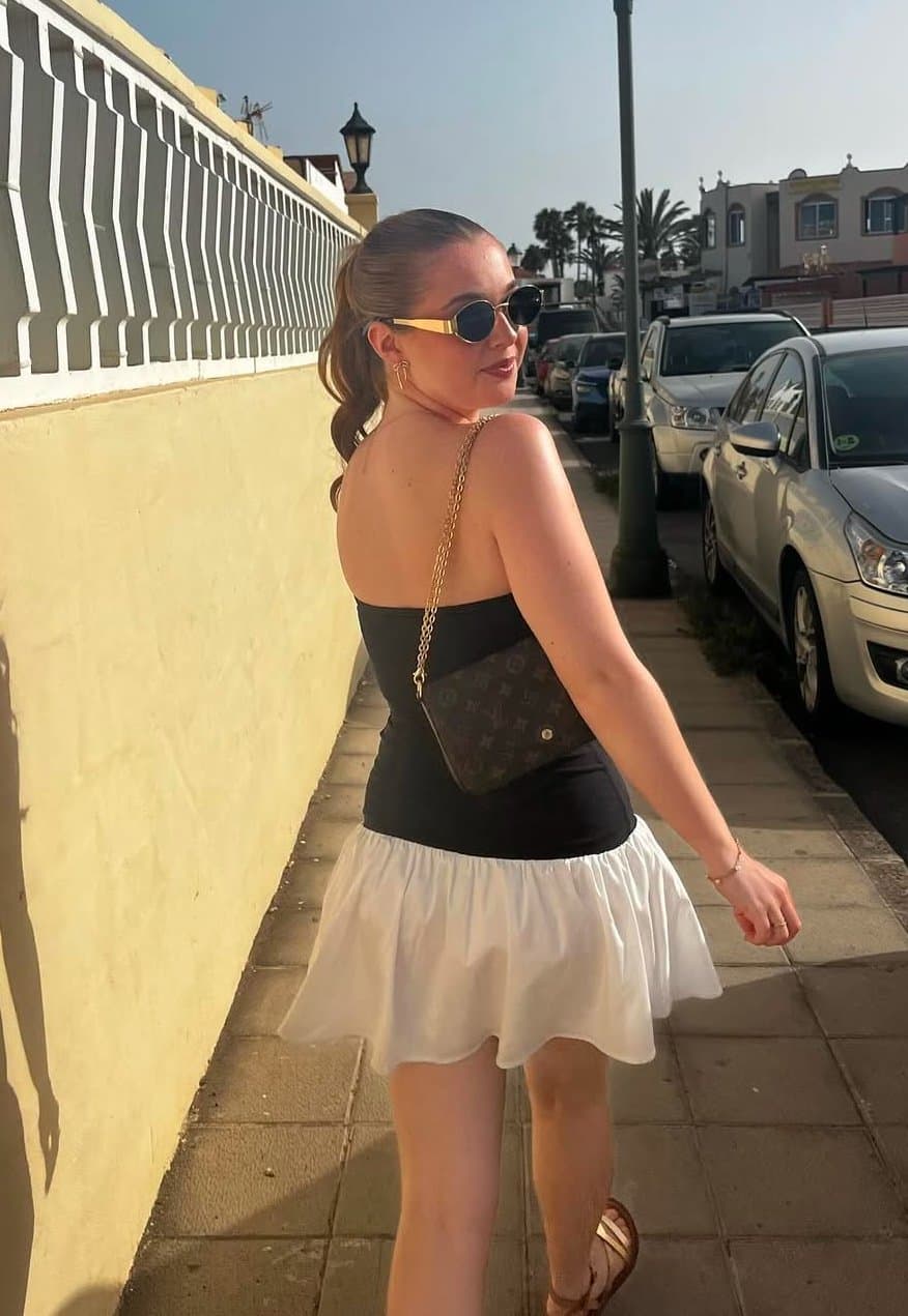 Rose looking sexy in her bathing suit. ?