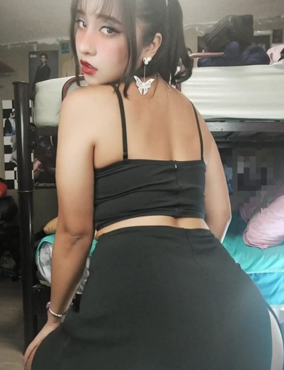 Asiática scort mexicana orinando mientras de masturba en su habitación ?