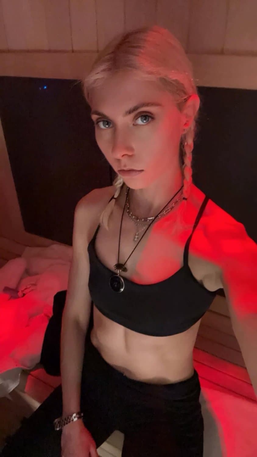 Taylor Momsen Sauna selfies