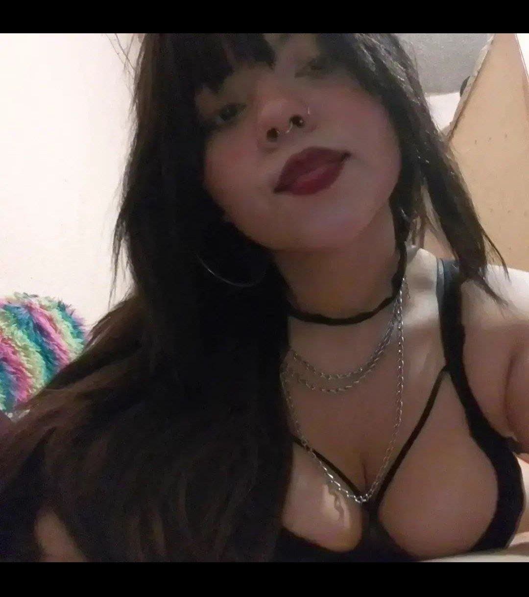 Click to view full size Gotica adolescente masturbandose