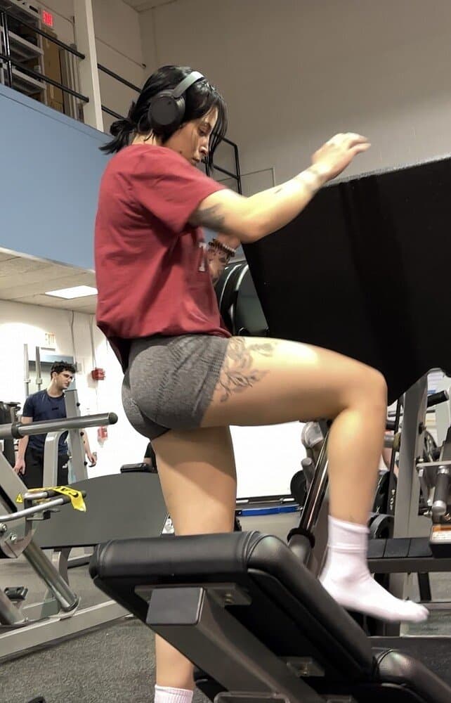 Smoking hot tatted white girl at the gym