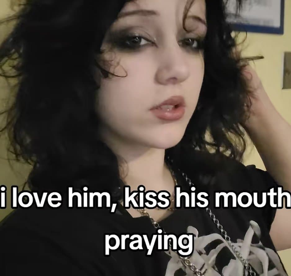 thick goth tiktok teen sells me some ass after having a breakup