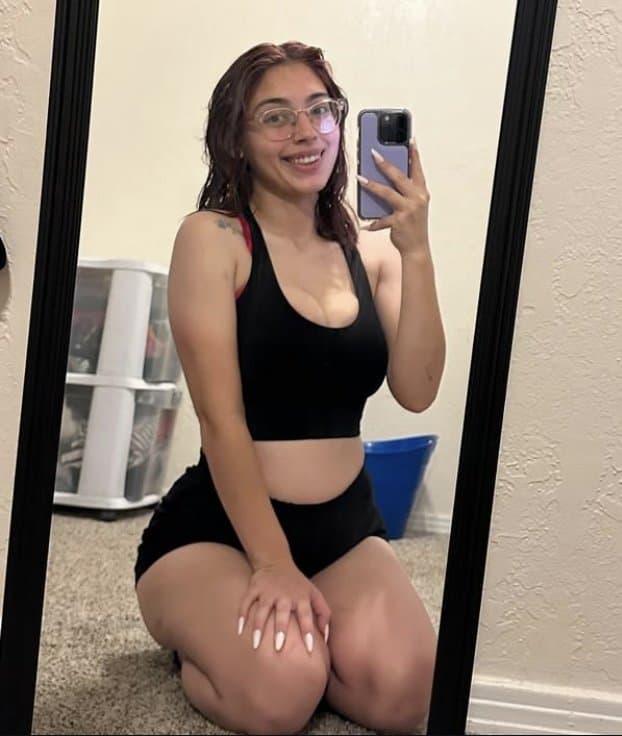 Salpicaría toda mi leche de ver como ya le cuelgan las enormes tetas a mi prima Sara