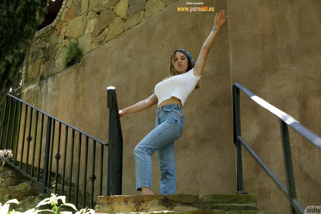 Hermosa gabbie en un tour por su casa de campo