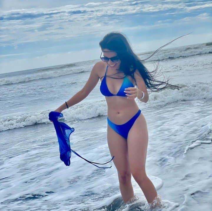 Teen slut loves to show her ass. Girl with fat ass, tight pussy and nice tits. (no nude)