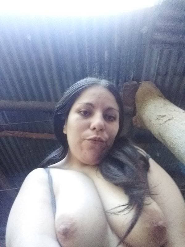 Becky madre puta Salvadoreña se deja coger por mi y mis amigos.