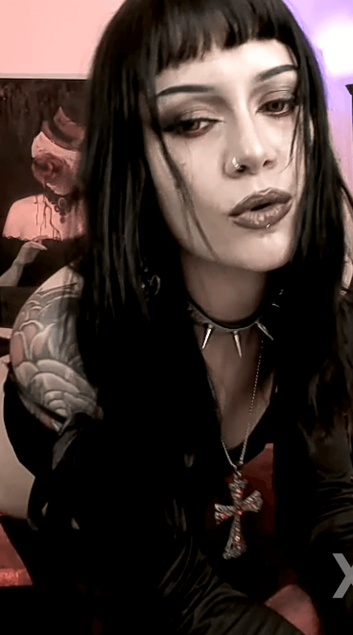 Petite Latina metalhead