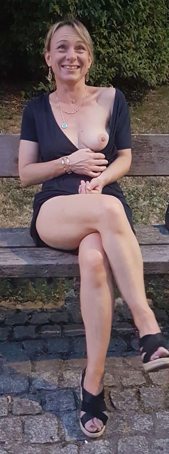 Sophie75 exhib devant des voyeurs dans les bois et ailleurs