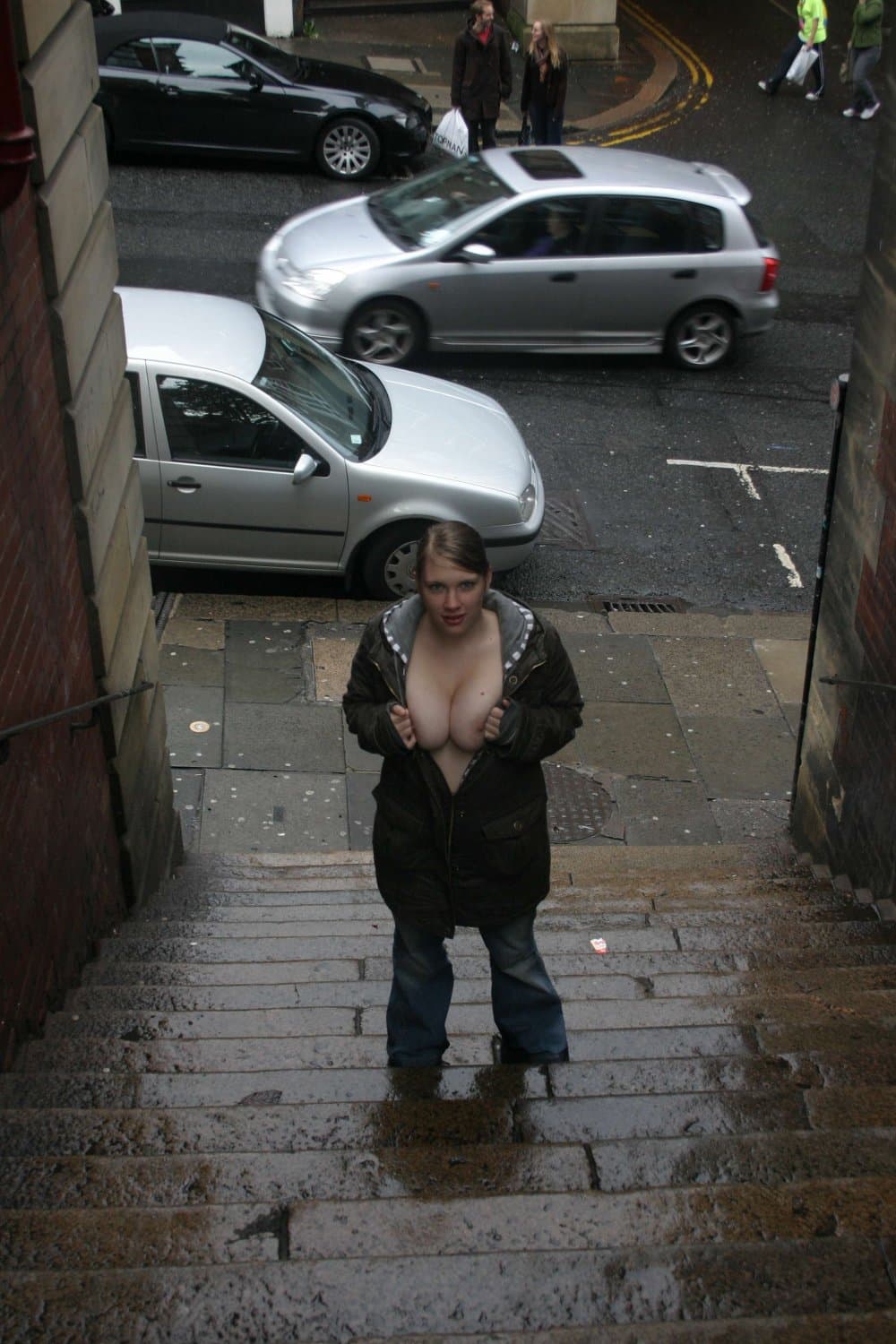 Amature in UK (001a): Baroness from Newcastle are naked outside